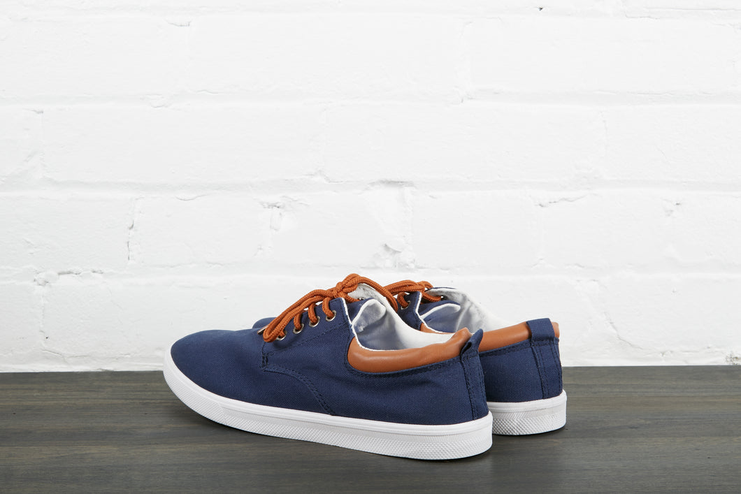 Blaue und weisse Skate-Schuhe