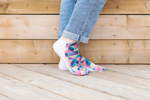 Füße in geometrischen Socken posieren